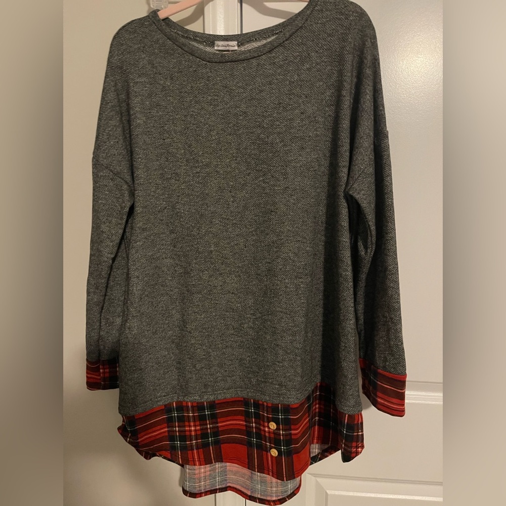 Stylish sweater with plaid details.